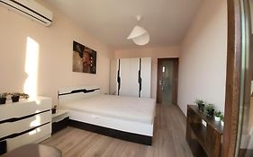 Stylish Apartment Near City, Entire Flat, 1 Bedroom, 1 Large Bed In Living Room